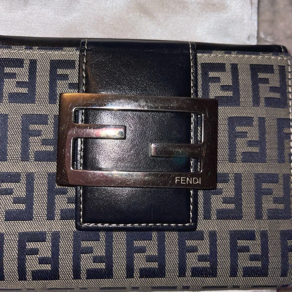 Fendi Zucca short wallet excellent condition size is 5X3 1/2” black with silver - Picture 3 of 9